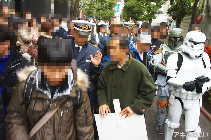 Illustration for article titled Japanese Cops Crack Down on Darth Vader